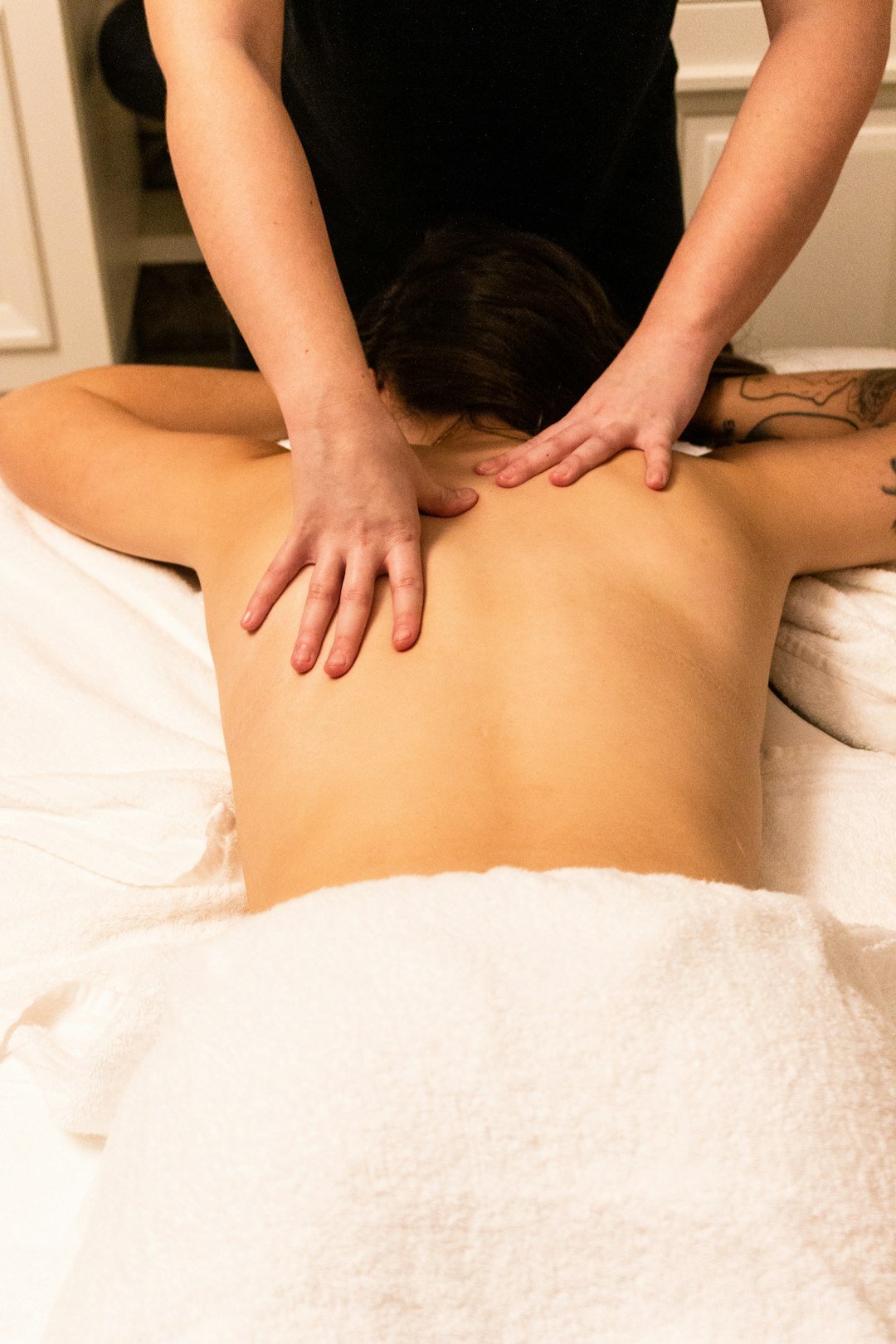 À propos a-woman-getting-a-back-massage-at-a-spa-aakiaapv0w